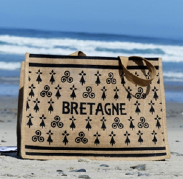 Jutetasche 50x35x22 cm mit Aufschrift „Bretagne“ und Triskele auf weißem Hintergrund